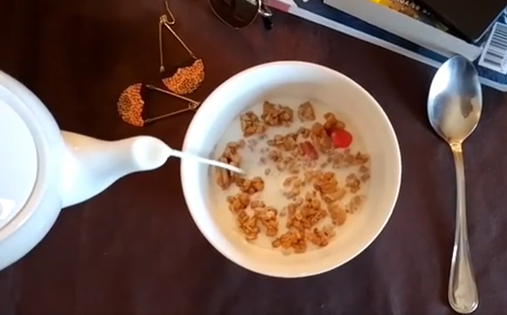 naturel muesli i mlijeko